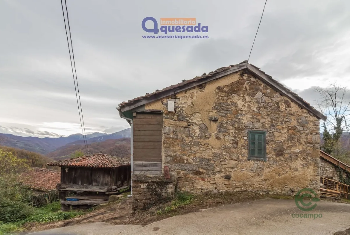 Two-storey village house in Quirós